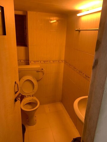 Bathroom in 1 BHK Apartment at Vile Parle West – for Rent