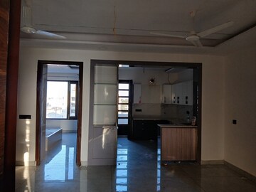 Room in 3 BHK Builder Floor at Sector 14 – for Rent