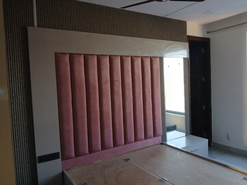 Room in 3 BHK Builder Floor at Sector 14 – for Rent