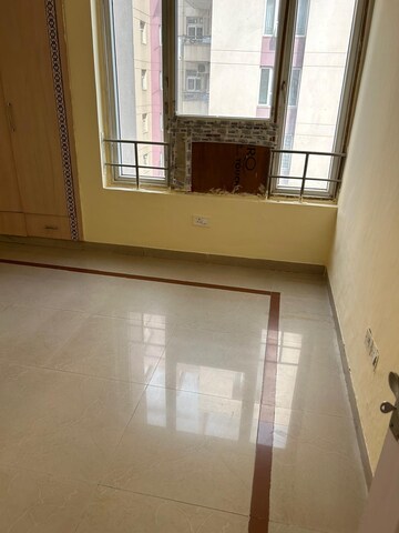 Room in 3 BHK Apartment at Orchid Petals, Sector 49 – for Rent