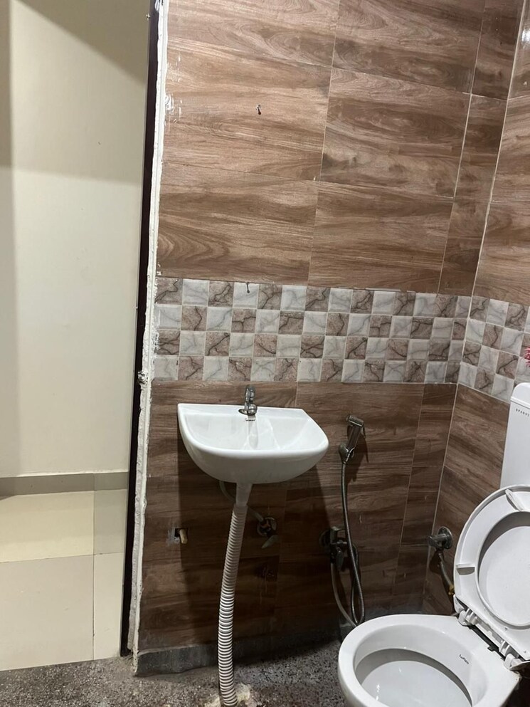 Bathroom, palm-residency-chhatarpur 4 Bedroom 150 Sq.Yd. Independent House In Chattarpur Delhi 8232756