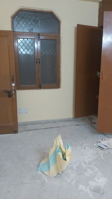 Furnished Amenities in 1.5 BHK Builder Floor at Mayur Vihar – for Rent