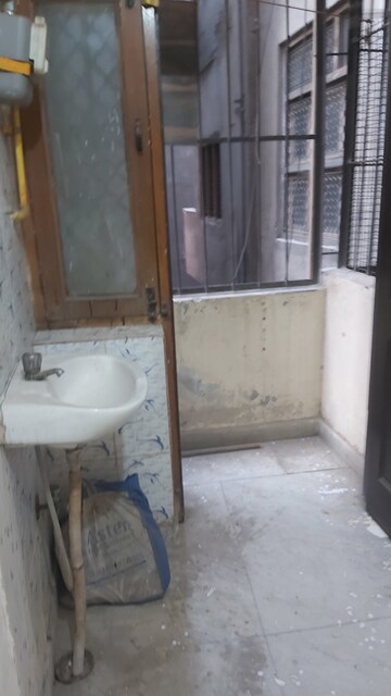 Bathroom in 1.5 BHK Builder Floor at Mayur Vihar – for Rent