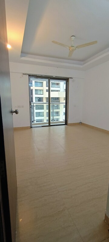Room in 2 BHK Apartment at HDIL Metropolis Residences, Andheri West – for Rent