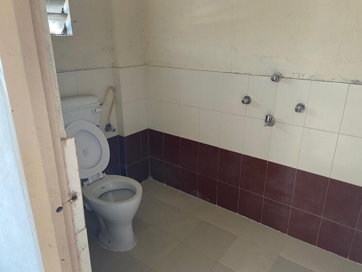 Bathroom, mitra-mandal 4 Bedroom 1400 Sq.Ft. Apartment In Parvati Paytha Pune 8233511