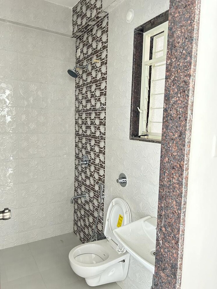 Bathroom, mitra-mandal 4 Bedroom 1400 Sq.Ft. Apartment In Parvati Paytha Pune 8233511