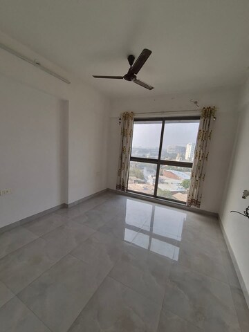 Room in 2 BHK Apartment at Hubtown Hillcrest, Andheri East – for Rent