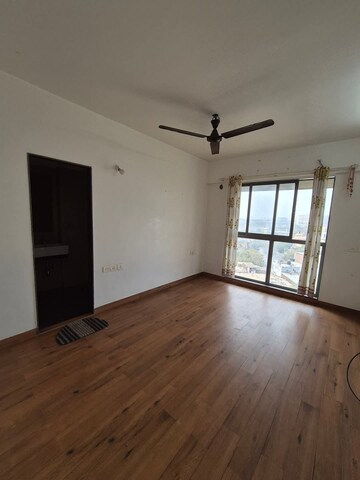 Room in 2 BHK Apartment at Hubtown Hillcrest, Andheri East – for Rent