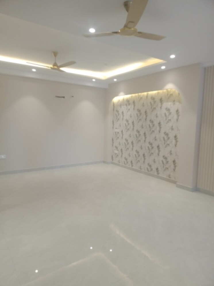 Room, govt-housing-society 3.5 Bedroom 250 Sq.Yd. Builder Floor In Sector 64 Faridabad 8233797