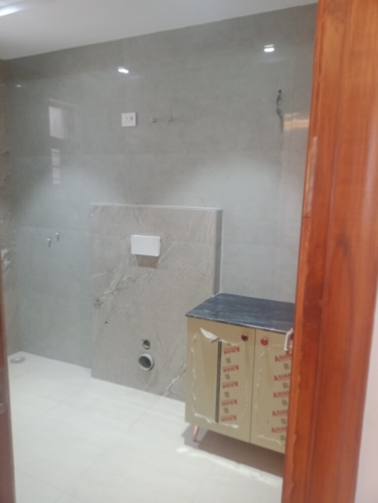 Bathroom, govt-housing-society 3.5 Bedroom 250 Sq.Yd. Builder Floor In Sector 64 Faridabad 8233797