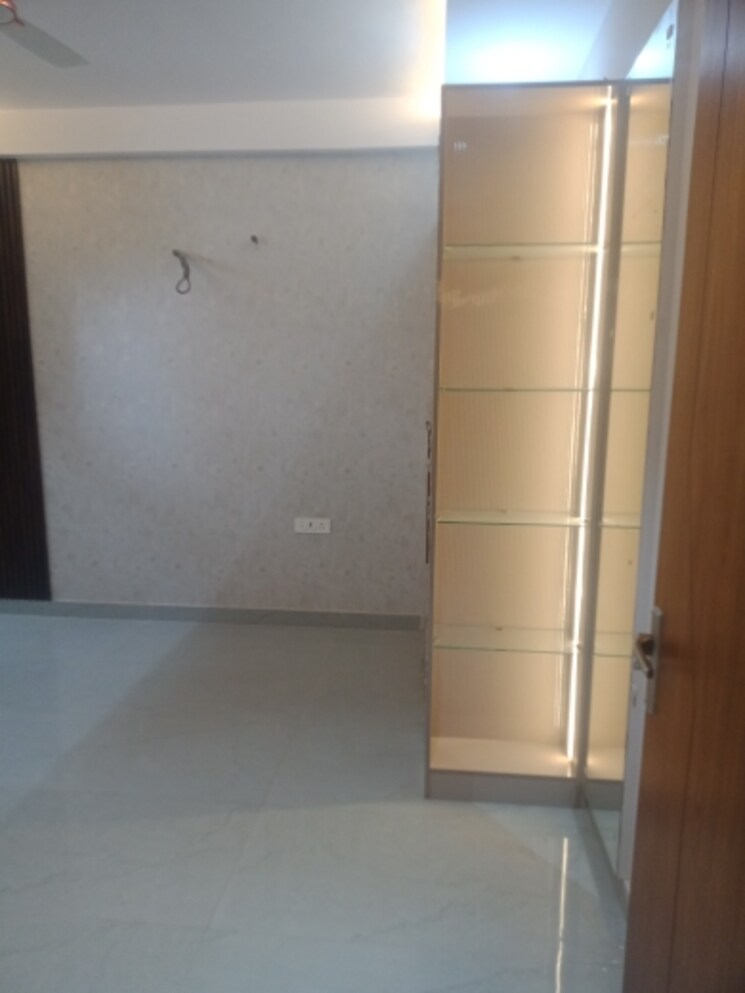 Room, govt-housing-society 3.5 Bedroom 250 Sq.Yd. Builder Floor In Sector 64 Faridabad 8233797