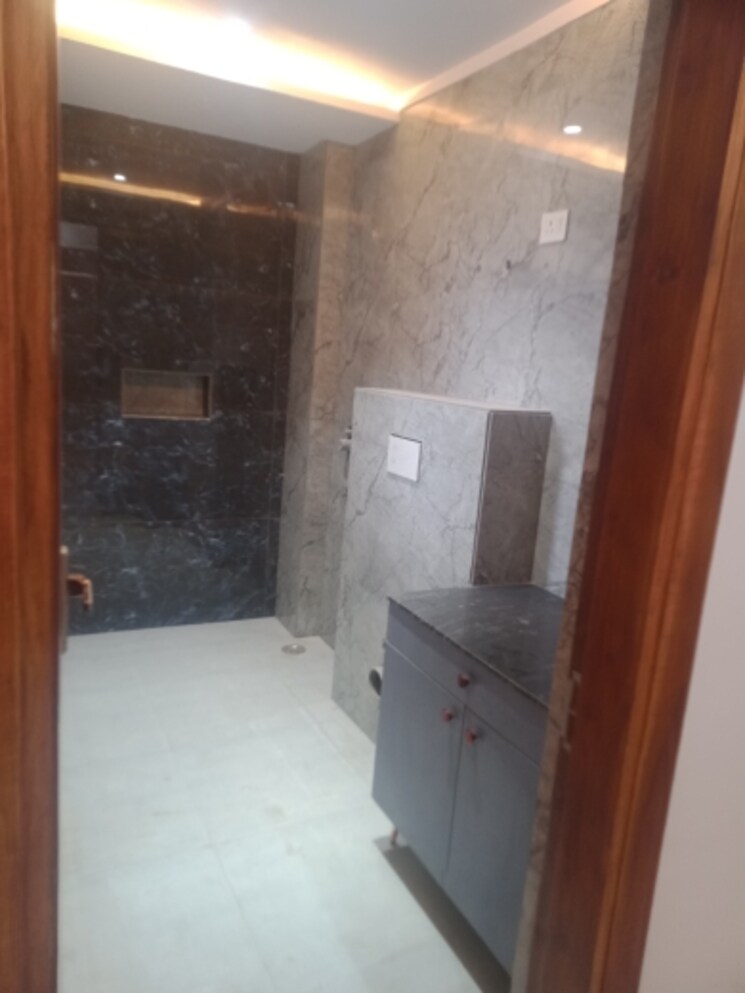 Bathroom, govt-housing-society 3.5 Bedroom 250 Sq.Yd. Builder Floor In Sector 64 Faridabad 8233797