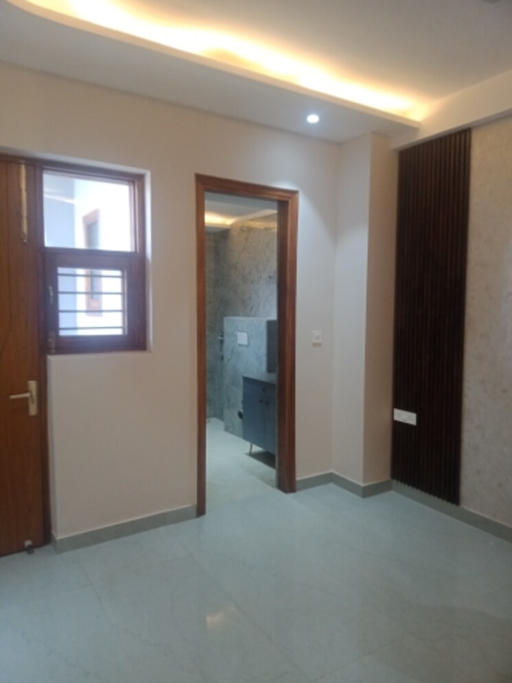 Room, govt-housing-society 3.5 Bedroom 250 Sq.Yd. Builder Floor In Sector 64 Faridabad 8233797