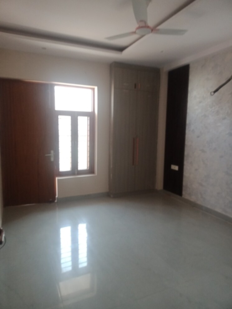 Room, govt-housing-society 3.5 Bedroom 250 Sq.Yd. Builder Floor In Sector 64 Faridabad 8233797