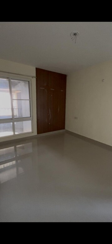 Room in 3.5 BHK Apartment at Jankipuram Extension – for Rent