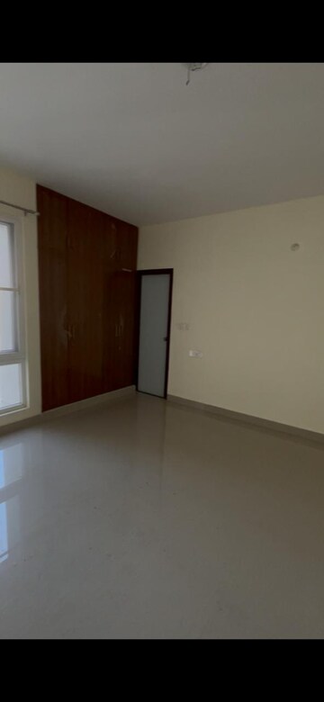 Room in 3.5 BHK Apartment at Jankipuram Extension – for Rent