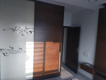 Room in 2.5 BHK Apartment at Oberoi Realty Woods, Goregaon East – for Rent