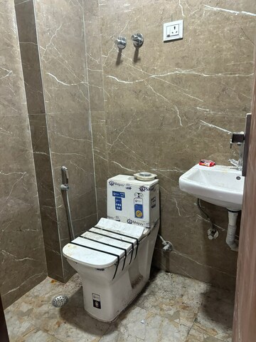 Bathroom in 1 BHK Apartment at Vikas Puri – for Rent
