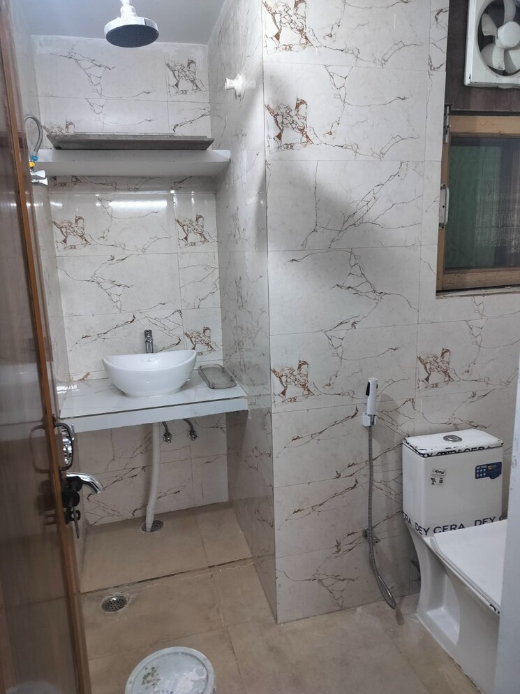 Bathroom, unitech-unihomes-ii 2 Bedroom 850 Sq.Ft. Apartment In Sector 117 Noida 8234515