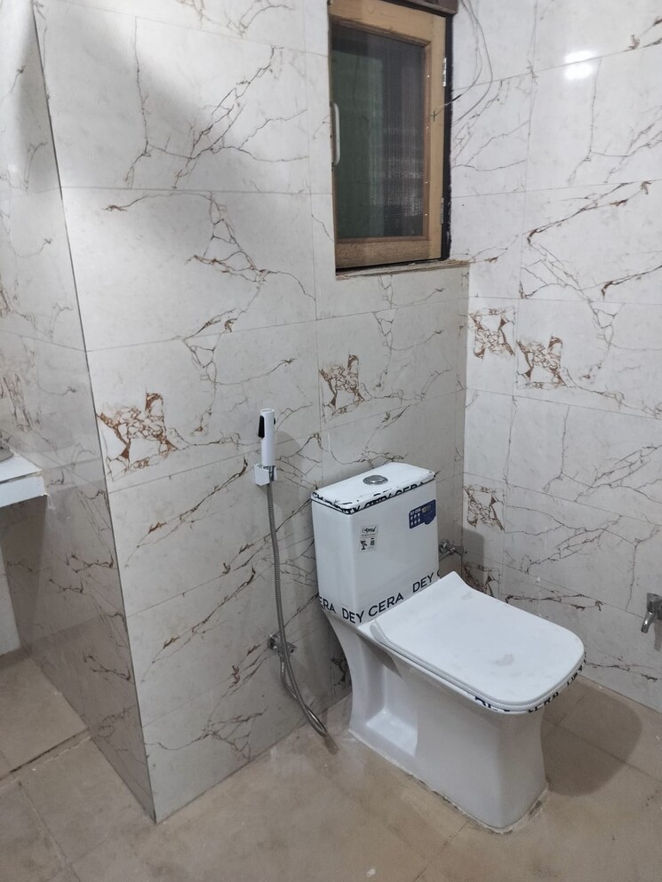 Bathroom, unitech-unihomes-ii 2 Bedroom 850 Sq.Ft. Apartment In Sector 117 Noida 8234515