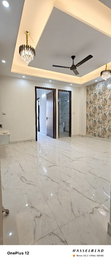 Room in 2 BHK Builder Floor at Sector 73 – for Sale
