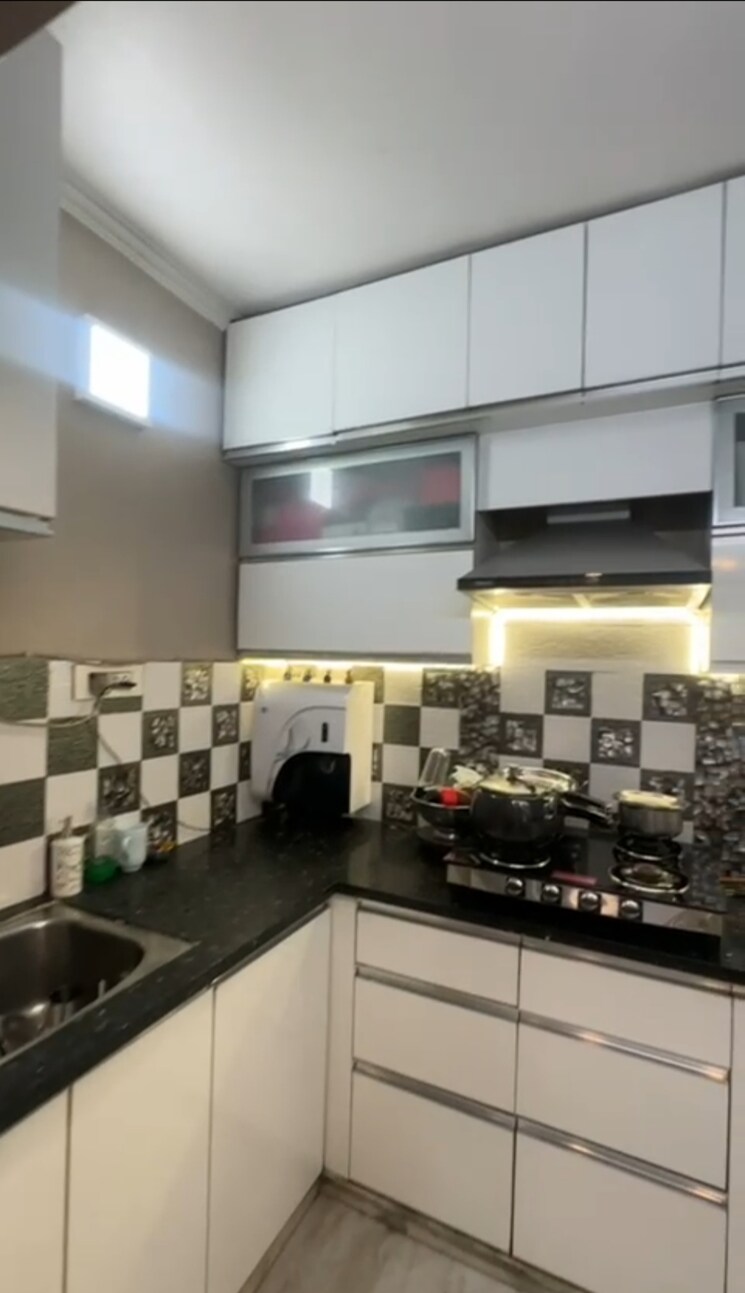 Kitchen, anand vihar 3 Bedroom 130 Sq.Yd. Builder Floor In Anand Vihar Delhi 8234615