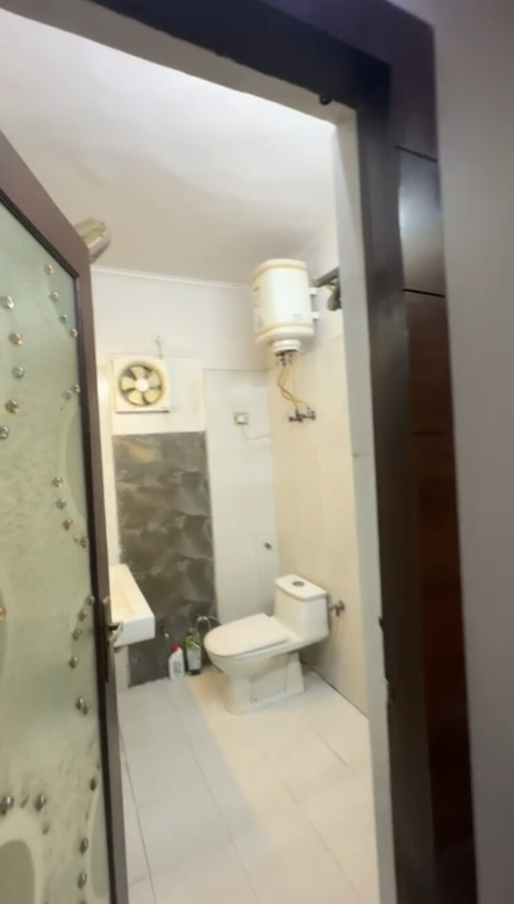 Bathroom, anand vihar 3 Bedroom 130 Sq.Yd. Builder Floor In Anand Vihar Delhi 8234615