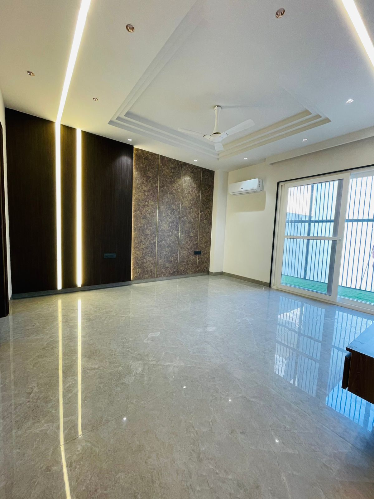 3 BHK + Pooja Room,Servant Room 2000 Sq.Ft. Builder Floor in The Images Floors