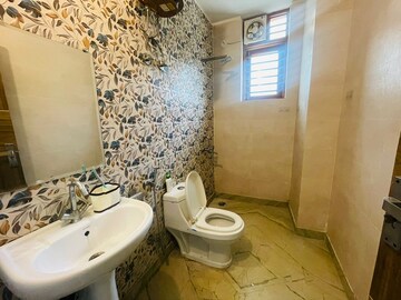 Bathroom in 1 BHK Builder Floor at Sector 23 – for Rent