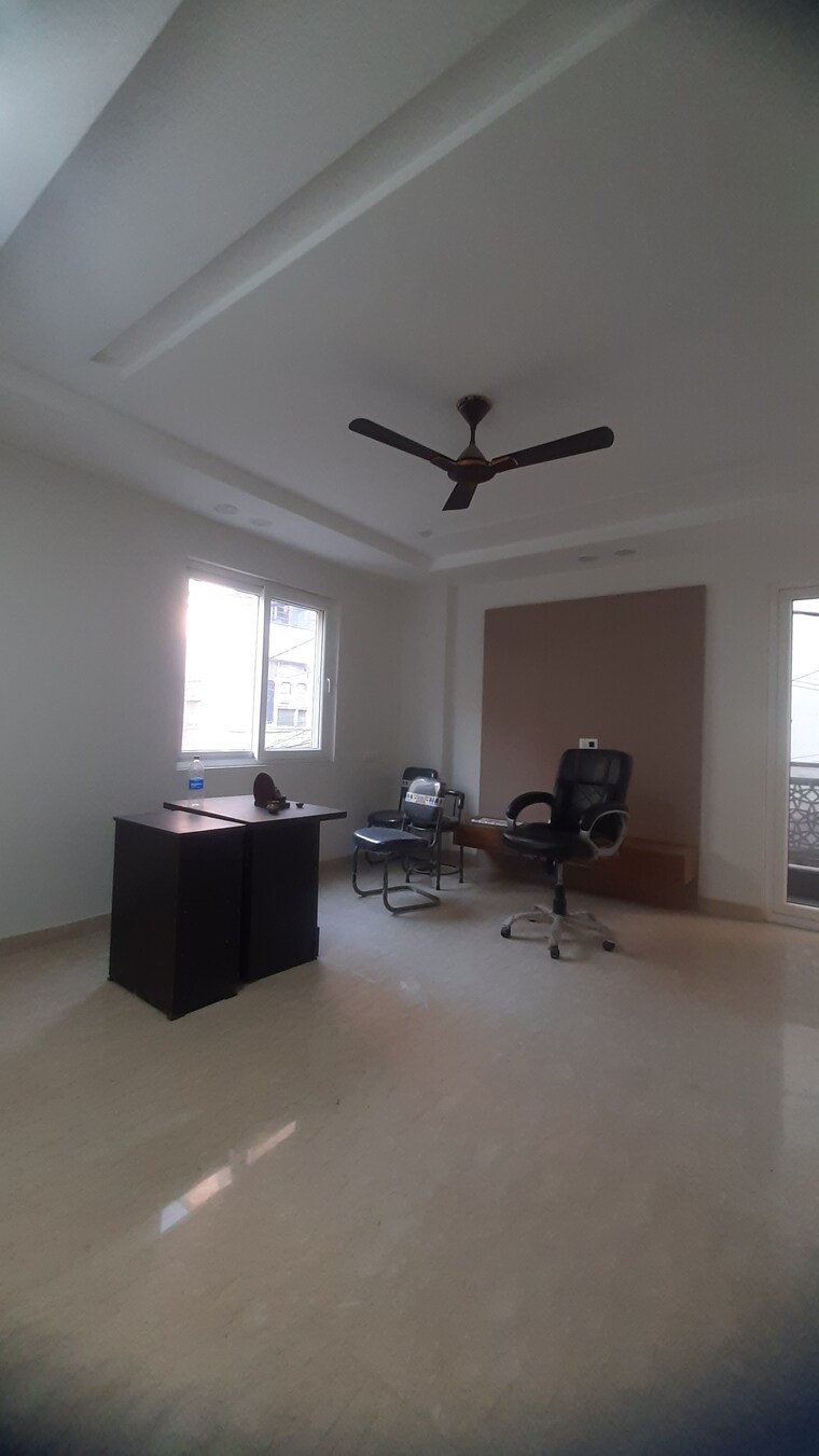 undefined, hari nagar 4 Bedroom 220 Sq.Yd. Builder Floor In Hari Nagar Delhi 8235097