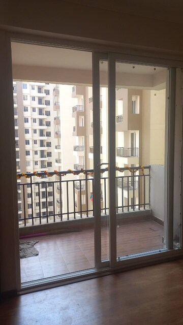 Room in 2 BHK Apartment at Amrapali Golf Homes, Sector 4, Greater Noida – for Rent
