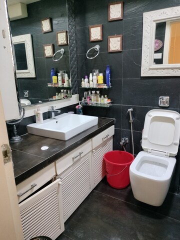 Team Area in 2 BHK Apartment at Bandra West – for Rent
