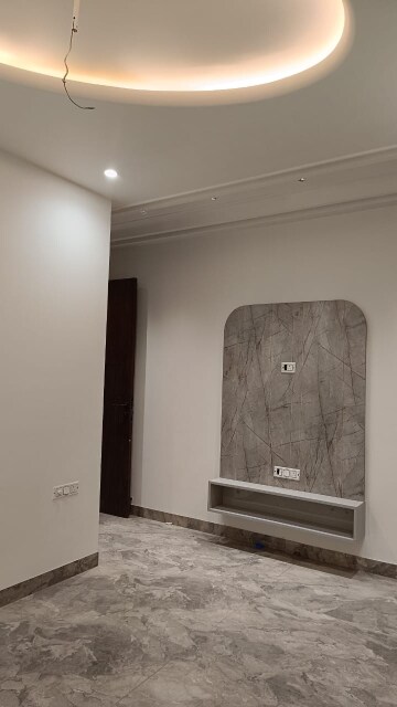 Room in 3 BHK Builder Floor at Paschim Vihar – for Rent
