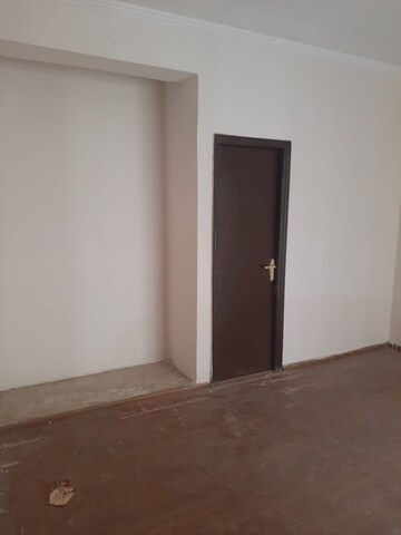 Room in 2 BHK Apartment at Amrapali Golf Homes, Sector 4, Greater Noida – for Sale