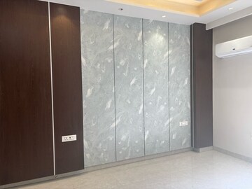 Bedroom in 3 BHK Builder Floor at Dlf Phase I – for Sale