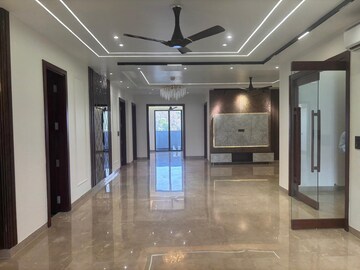 Building Lobby in 4 BHK Builder Floor at Sector 57 – for Sale