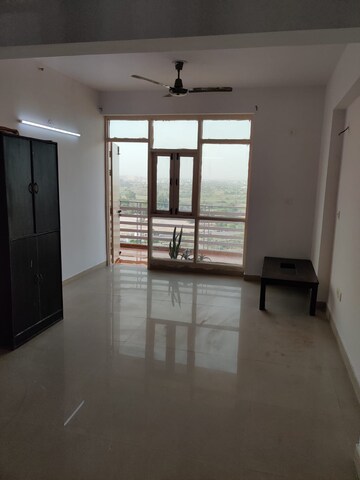 Room in 2 BHK Apartment at RAS Palm Residency, Sector 76 – for Rent