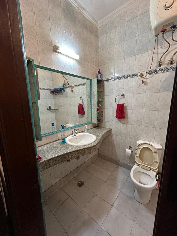 Bathroom, chittaranjan park 3 Bedroom 2300 Sq.Ft. Apartment In Chittaranjan Park Delhi 8236461