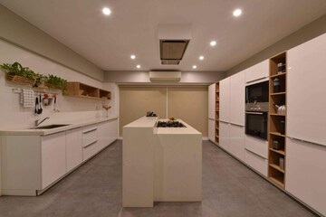 Room in 2 BHK Apartment at Madhu Platina, Mira Road – for Rent
