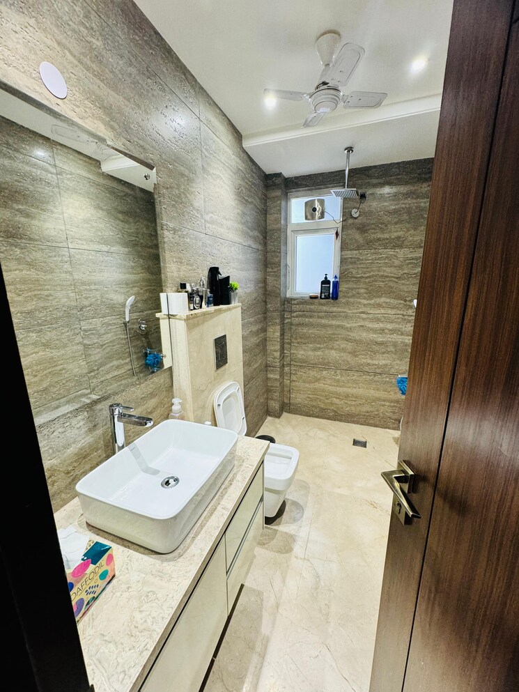 Bathroom, kalkaji 3 Bedroom 2250 Sq.Ft. Builder Floor In Kalkaji Delhi 8236601