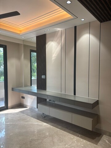 Bedroom in 4 BHK Builder Floor at Dlf Phase ii – for Sale