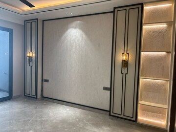 Bedroom in 4 BHK Builder Floor at Dlf Phase ii – for Sale
