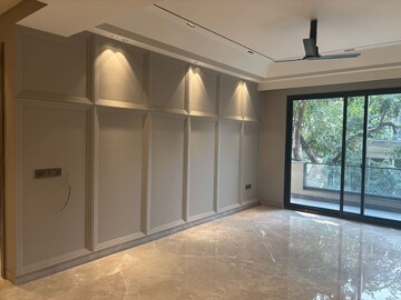 Living Room in 4 BHK Builder Floor at Dlf Phase ii – for Sale
