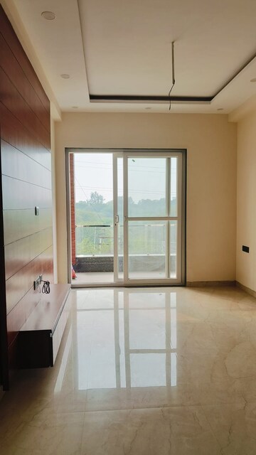 Room in 4 BHK Builder Floor at Sector 84 – for Rent