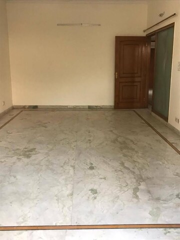 Room in 2 BHK Builder Floor at Sector 40 – for Rent
