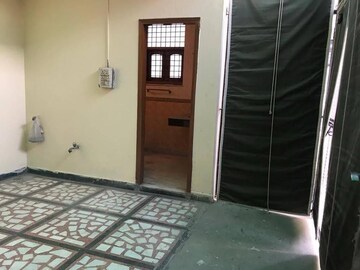 Bedroom in 2 BHK Builder Floor at Sector 40 – for Rent