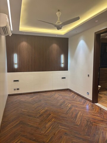 Bedroom in 4 BHK Builder Floor at Dlf Phase ii – for Sale