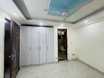 Room in 3 BHK Apartment at Chattarpur – for Rent