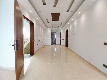 Building Lobby in 4 BHK Builder Floor at BPTP Eden Estate, Sector 81 – for Sale