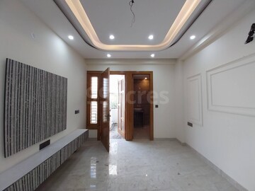 Building Lobby in 3 BHK Builder Floor at BPTP District, Sector 81 – for Sale